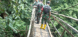Personel Koramil 0822/01 Bondowoso Dampingi Tim Zidam Cek Jembatan di Desa Sukowiryo 
