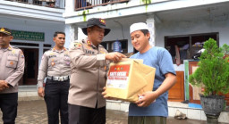 Dampingi Korban Banjir, Polres Probolinggo Berikan Bansos dan Dukungan Moril