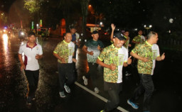 Hujan Tak Padamkan Semangat Kapolres Bondowoso dan TNI Tetap Beraksi di Infantry Night Run