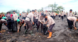 Bersihkan Pantai Watu Pecak, Polres Lumajang Targetkan Kunjungan Wisatawan Meningkat