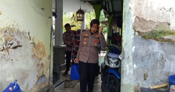 Peduli Sesama di Bulan Ramadhan, Polres Lumajang Bantu Lansia Sebatang Kara