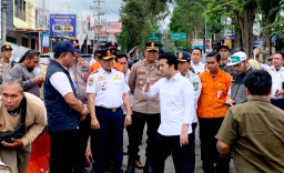 Tinjau Jembatan Putus Penghubung Bondowoso-Jember, Wagub Emil Dardak Dikawal Ketat Polres Bondowoso