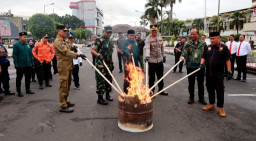 Jaga Kekhusyukan Ibadah, Polres Jember Musnahkan 14.700 Botol Arak hingga Ratusan Gram Sabu