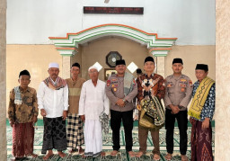 Safari Jumat Kapolsek Taman Krocok: Ajak Warga Jaga Kamtibmas Melalui "Jumat Curhat"