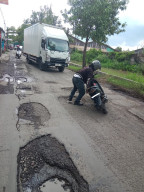 Gegara Jalan Aspal Rusak dan Berlubang Seorang Pemudah Jatuh Dari Motor Sampai Terluka 