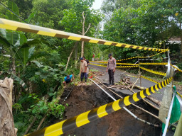 Polres Lumajang Polda Jatim melalui Polsek Tempursari memasang police line dan rambu-rambu peringatan di lokasi tanah lo