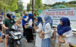 Bisma Madiun Gelar Aksi Sosial Bagi-Bagi Takjil