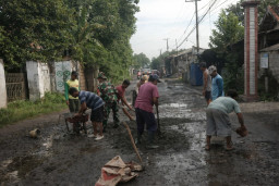 Semangat Gotong Royong, Sertu Aris Bersama Warga Cor Jalan Rusak