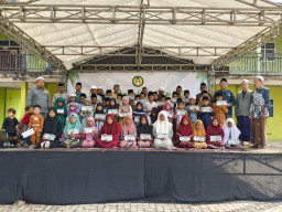 Sekitar 70 Anak Yatim Mendapatkan Santunan Dari Ponpes Mansyaul Ulum Congkop Sampang - Madura 