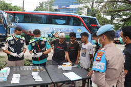 Pastikan Keselamatan Perjalanan Polres Tanjung Perak Cek Urine 43 Sopir Truk dan Bus Jelang Mudik Lebaran. 