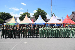 Jelang Hari Raya, Korem 081/DSJ Gelar Bazar Murah TNI