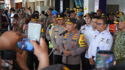 Kapolrestabes Surabaya dampingi Kapolri Tinjau Posko Terpadu Stasiun Surabaya Gubeng