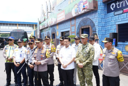 Kapolri Tinjau Terminal Purabaya Didampingi Pangdam V/Brawijaya Pastikan Keamanan Mudik Lebaran dan Kesiapan Transportas