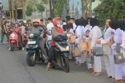 Dari Dojo ke Jalanan, Anak-anak Karate INKAI Ranting Kodim 0806/Trenggalek Berbagi Takjil