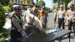 Ciptakan Kondisi Aman, Polres Bondowoso Musnahkan Ribuan Miras dan Puluhan Knalpot Brong