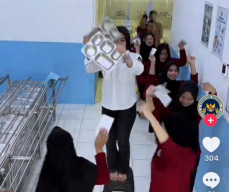 Darurat Etik! Viral Petugas Joget di Dapur SPPG Lojajar Bondowoso, Kepala SPPG Malah Beri Dukungan 'Lanjutkan'