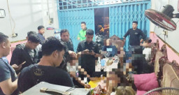 Respons Cepat "Cak Rama", Polres Gresik Grebek 3 Ruko di Cerme, Amankan 93 Botol Miras dan 16 Orang