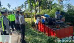 Nekat Ikuti Petunjuk Maps, Truk Kontainer Terguling di Jalan Tasnan, Desa Grujugan Kidul Bondowoso