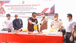 Wujud Akuntabilitas Hukum, Polres Bondowoso Bersama Kejari Bondowoso Lakukan Pemusnahan Barang Bukti Perkara Pidana