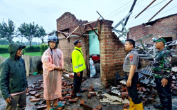 Angin Kencang Terjang 15 Rumah di Jambesari Babinsa dan Tim Gabungan Bertindak Cepat Bantu Warga