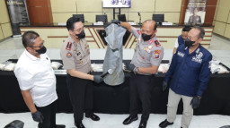 27,83 Kg Diduga Narkotika Jenis Kokain Terdampar di Sumenep, Kapolda Jatim: Barang Bukti di Labfor
