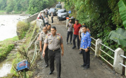 Pastikan Mobilitas Lancar, Kapolres Bondowoso Turun Langsung Tinjau Jembatan Gentong
