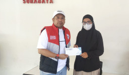 Ketua Umum KWI Umar Hayat Tunjukkan Kepedulian, Berikan Santunan untuk Keluarga Bapak Mahmud