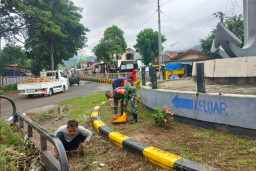 Babinsa dan Warga Jaga Pesona Pantai Prigi di Trenggalek