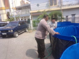 Bhabinkamtibmas Benowo Dukung Program Ketahanan Pangan Melalui Pendampingan Budidaya Lele