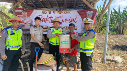 Sambut Hari Bhayangkara ke-80, Polres Pelabuhan Tanjung Perak Serahkan Bantuan Alat Pertanian ke Petani Tambak Wedi