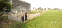 Bhabinkamtibmas Kelurahan Sumberrejo Sambangi Petani Sawah Tumpang Sari, Berikan Himbauan Kamtibmas
