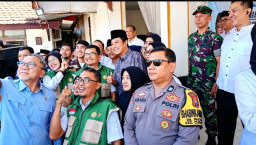 Kunjungan Kerja ke Bondowoso Menko Pangan Bagikan 350 Paket  Beras SPHP kepada Warga di Curahdami