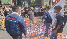 Lempar Telur Busuk ke Spanduk Bergambar Febrie Adriansyah, Aksi AMI Gegerkan Kejati Jatim