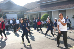 Langkah Sehat Menuju Pembinaan Berkualitas, Lapas Kelas I Madiun Wujudkan Pembinaan Humanis Lewat Senam Pagi bagi Warga