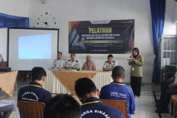 Dari Balik Jeruji Menuju Kemandirian, WBP Lapas Sidoarjo Dibekali Pelatihan Pembuatan Paving Blok dan Manajemen Usaha