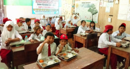 Hari Pertama MPLS di SDN Trebungan 01: Menu Bergizi Sapa Siswa, Semangat Belajar Menggelora
