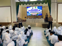 Edukasi AI Masuk Sekolah: Polrestabes Surabaya Bekali Siswa SMAN 1 Surabaya agar Cerdas dan Bijak di Ruang Digital