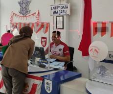 Menyambut HUT R.I Ke-81 Petugas Satpas Colombo Memakai Seragam Bernuansa Merah dan Putih 