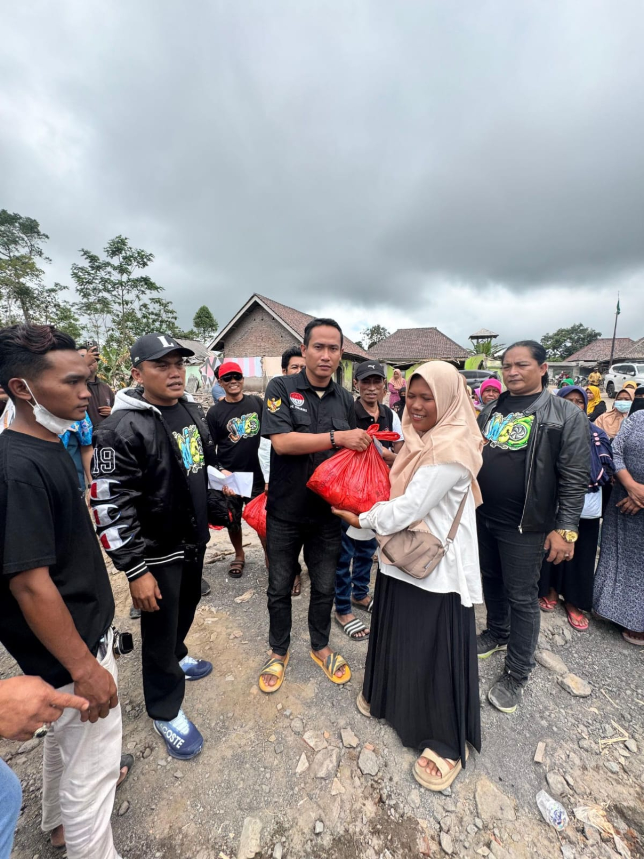 Salurkan Bantuan Logistik, Ormas Jawara Bantu Korban Erupsi Gunung Semeru di Lumajang