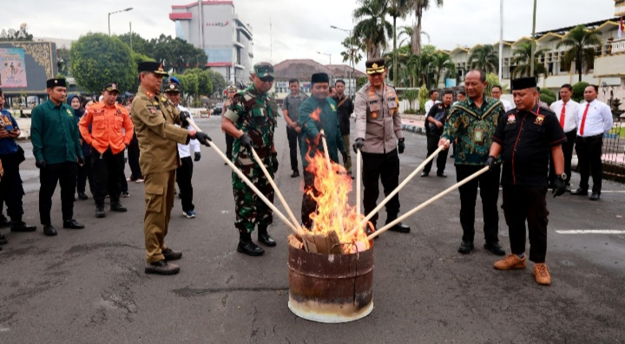 Jaga Kekhusyukan Ibadah, Polres Jember Musnahkan 14.700 Botol Arak hingga Ratusan Gram Sabu