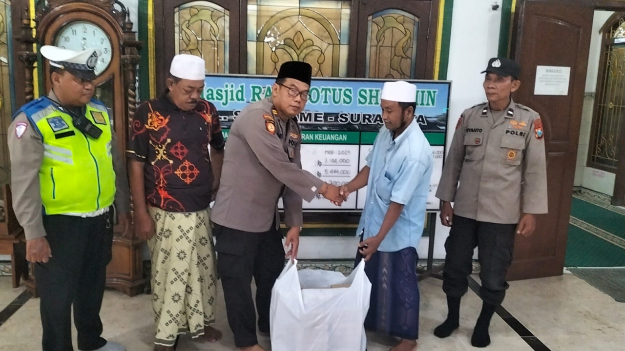 Gelorakan Semangat Berbagi, Polsek Semampir Salurkan Takjil di Masjid Raudhatul Sholihin