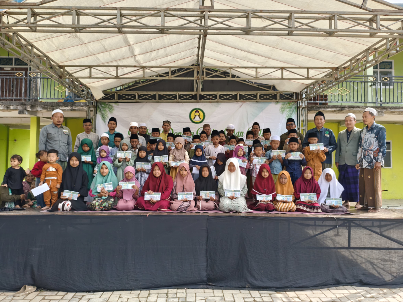 Sekitar 70 Anak Yatim Mendapatkan Santunan Dari Ponpes Mansyaul Ulum Congkop Sampang - Madura 