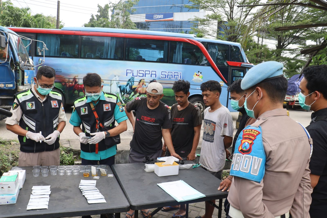 Pastikan Keselamatan Perjalanan Polres Tanjung Perak Cek Urine 43 Sopir Truk dan Bus Jelang Mudik Lebaran. 