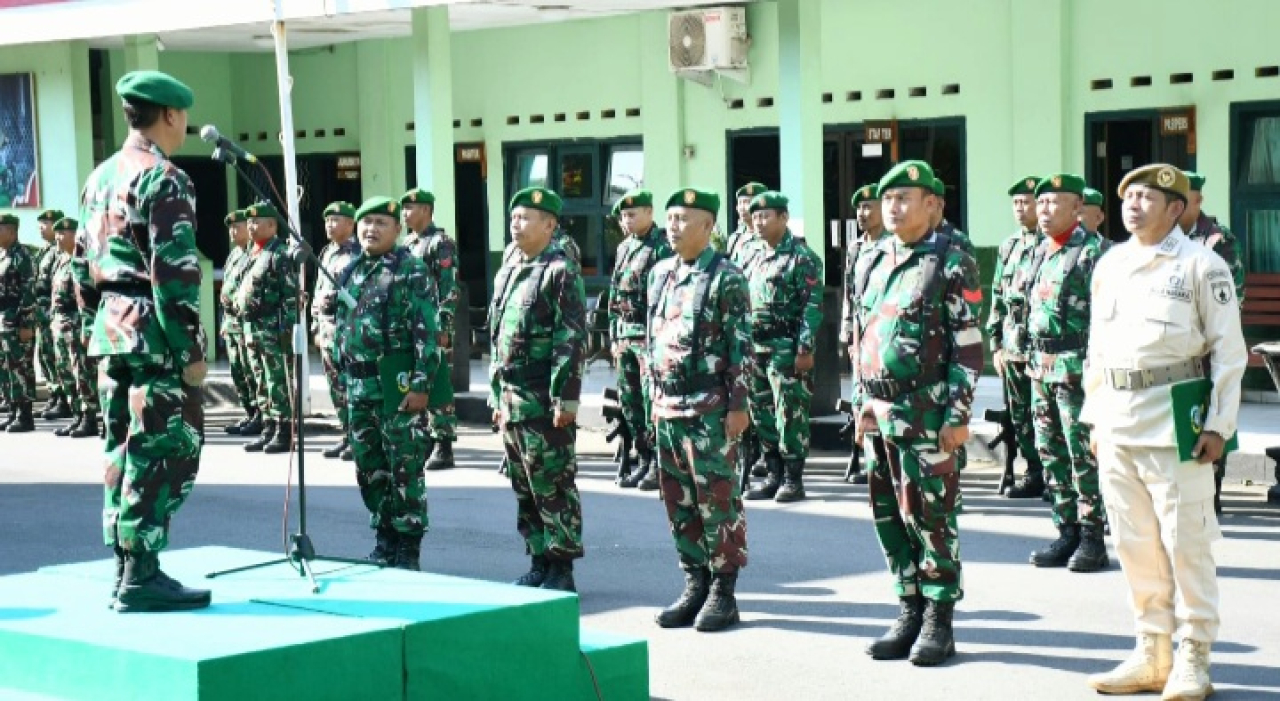 Kapten Cku Roedy Rianto Pimpin Upacara 17-an di Makodim Bondowoso