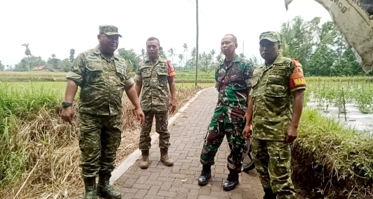Danramil 0822/01 Bondowoso Tinjau Jembatan Gantung Penghubung Dua Desa, Pastikan Infrastruktur Aman Bagi Warga