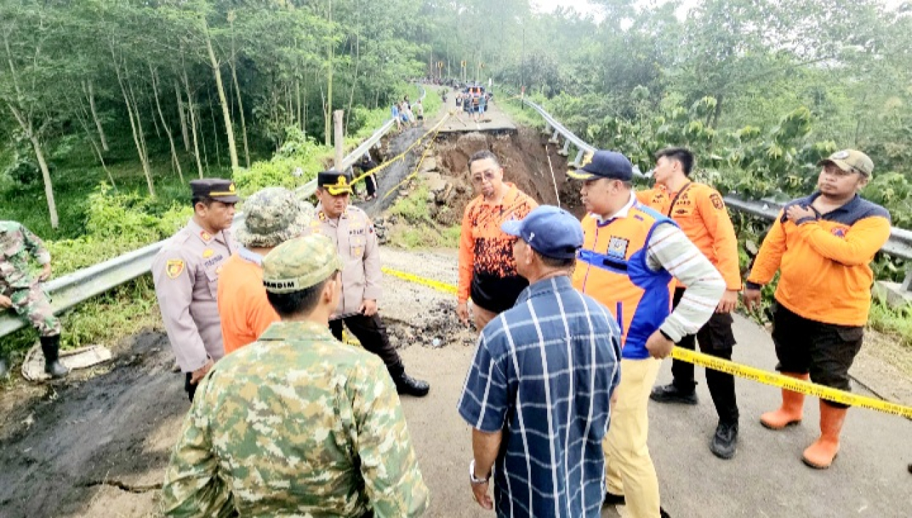 BREAKING NEWS: Jembatan Ambruk, Akses Menuju Air Terjun Madakaripura Ditutup Total