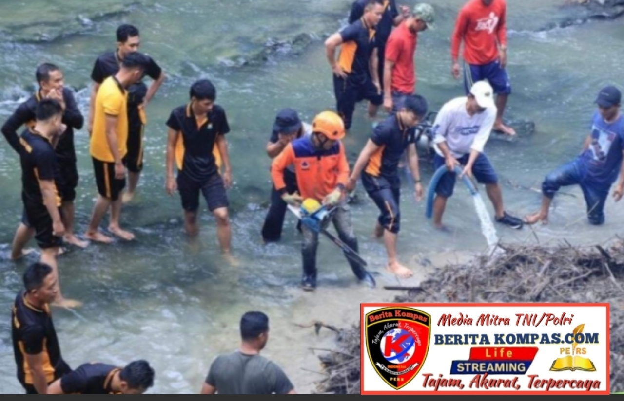 Polres Ngawi Bersihkan Aliran Sungai di Jembatan Purba Terkait Dengan Program Gerakan Indonesia ASRI 