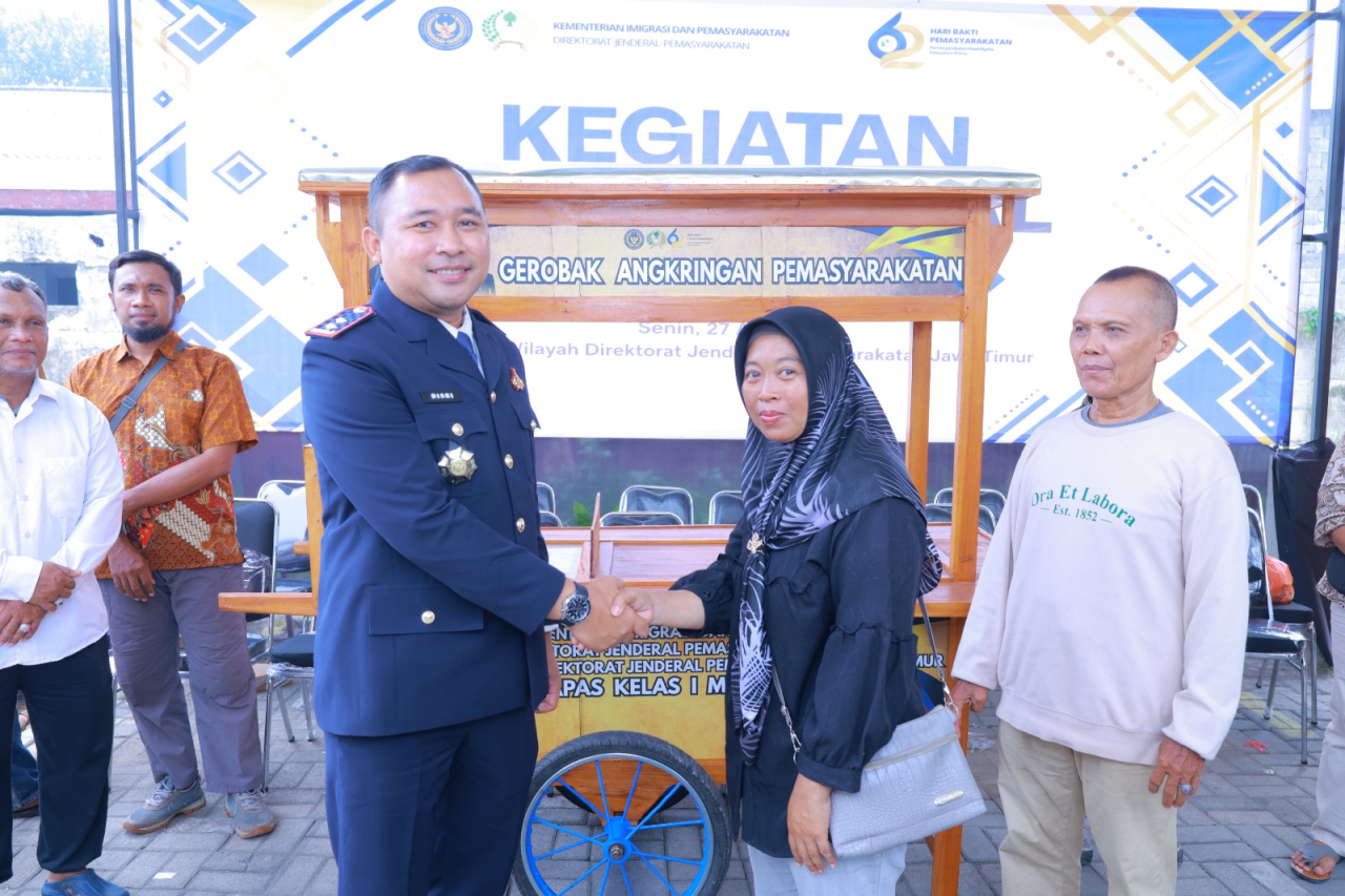 Dari Lapas untuk Harapan: Bantuan Gerobak Usaha Diserahkan Langsung Kalapas Sidoarjo di Kanwil Ditjenpas Jatim