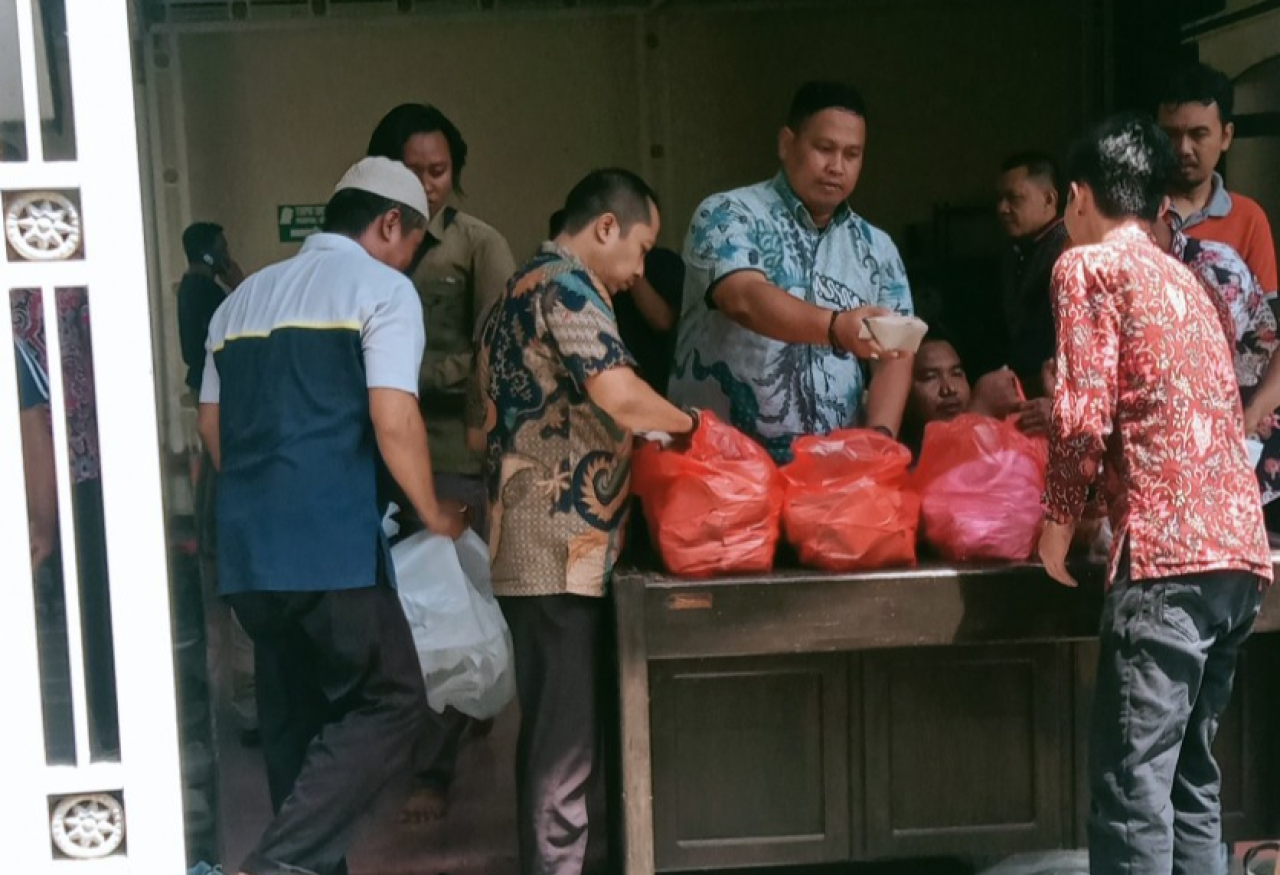 Jumat Berkah di Samsat Surabaya Selatan, Ratusan Nasi Bungkus Dibagikan Usai Salat Jumat 