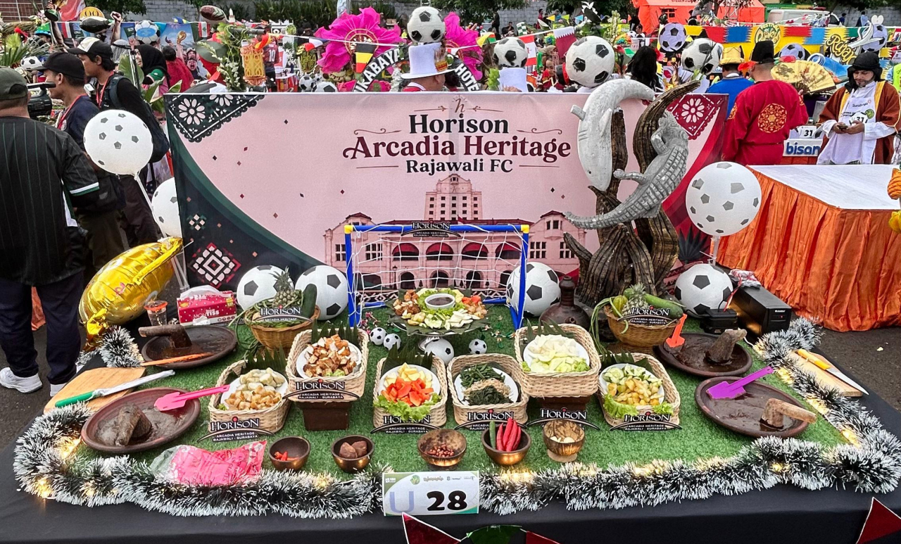 Horison Arcadia Heritage Rajawali Surabaya Tampil Nyentrik di Festival Rujak Uleg Phoria 2026